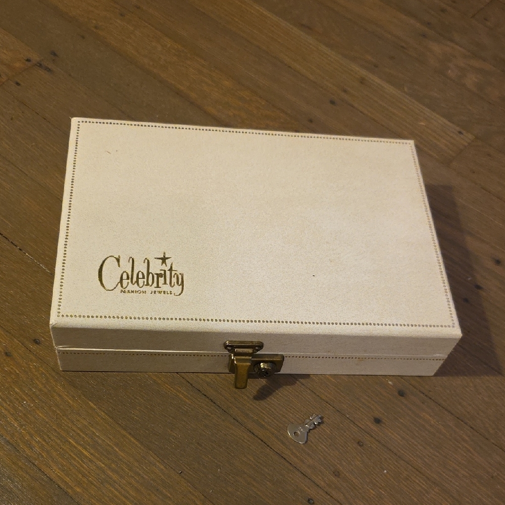 Celebrity Fashion Jewels Vintage Jewelry Organizer With Key-  Locks
